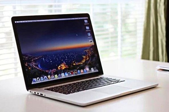 Macbook Pro 2015 với màn hình Retina 15.4 inch
