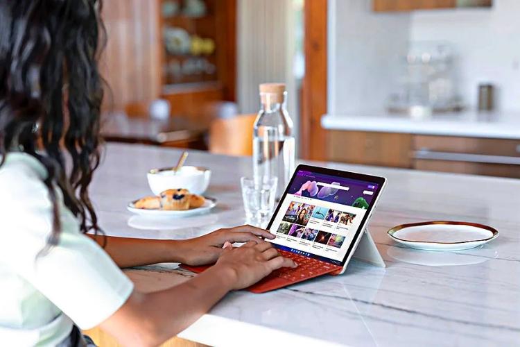 Surface Go 3 được sử dụng như một máy tính xách tay.
