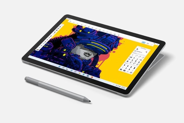 Surface Go 3 ở chế độ chân đế với Surface Pen