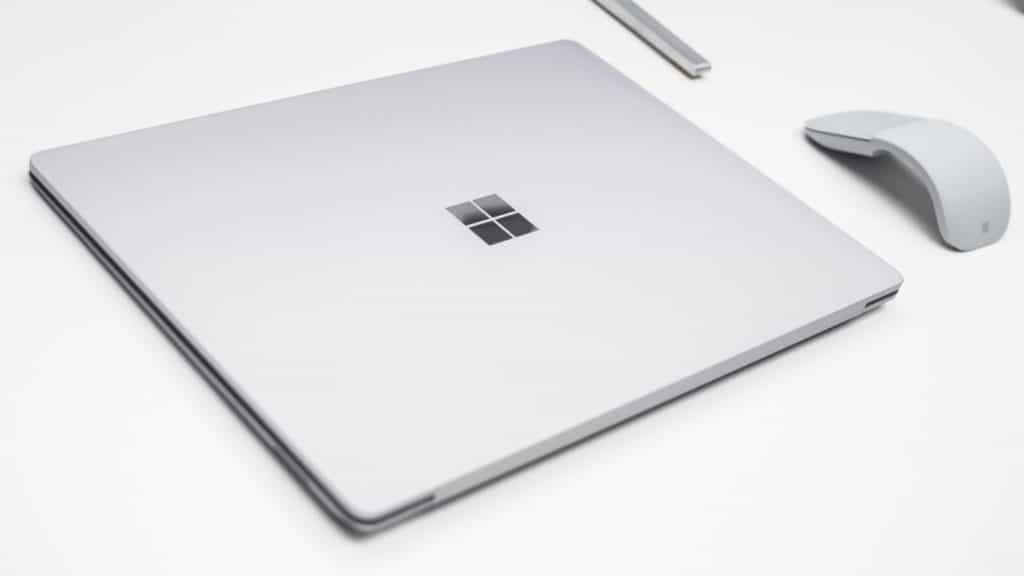 Surface Laptop 1 dễ dàng di chuyển mà không gặp bất kỳ trở ngại nào