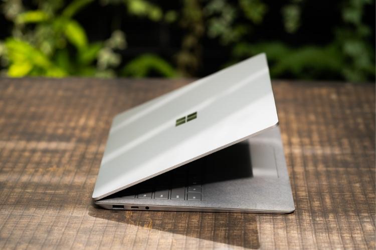Góc nhìn mặt sau của Surface Laptop 4 bạc