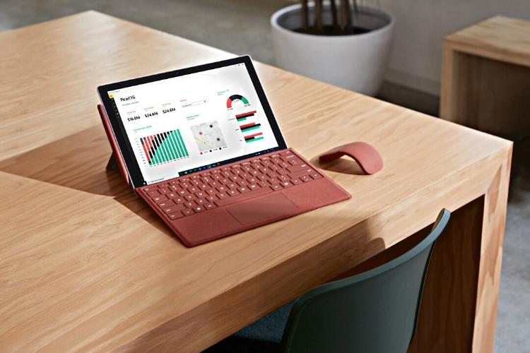 Surface Pro 7 plus đang được sử dụng như một máy tính xách tay