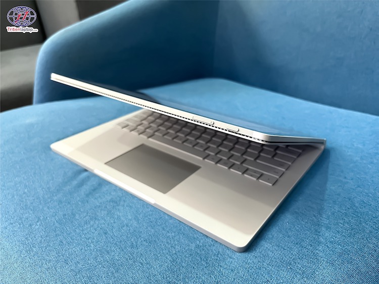 Ảnh chụp máy Surface Book 2 Core i7/Ram 8GB/SSD 256GB/GTX 1050 cũ thực tế tại cửa hàng Trí Tiến Ảnh chụp máy Surface Book 2 Core i7/Ram 8GB/SSD 256GB/GTX 1050 cũ thực tế tại cửa hàng Trí Tiến