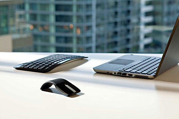 Chuột Surface Arc Touch Mouse với khả năng hỗ trợ công việc tuyệt vời