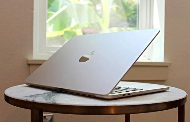 MacBook Air 2022 M2 được trang bị màn hình 13.6 inch