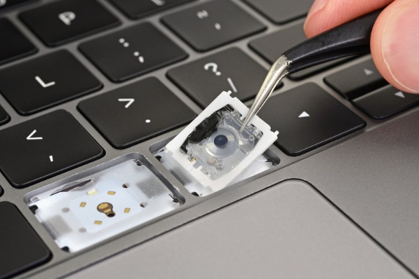 Cách giữ bàn phím Macbook Air luôn sạch sẽ