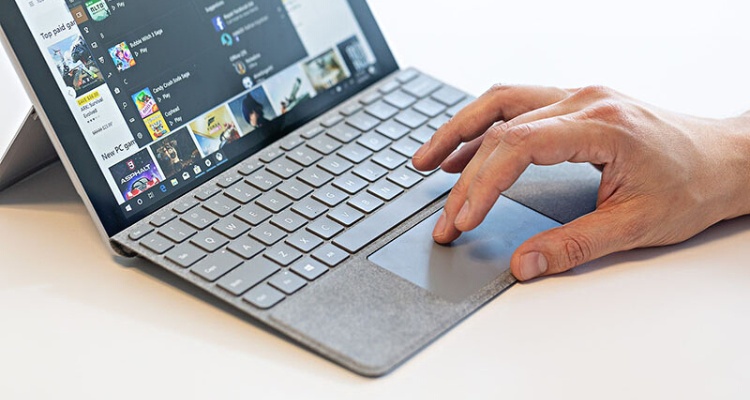 Surface Go với bàn phím Type Cover nhỏ gọn, linh hoạt