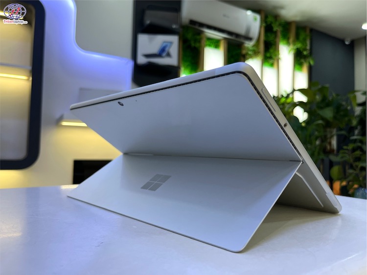 Hình ảnh thực tế của máy Surface Pro 8 Core i7/Ram 16GB/SSD 256GB New Refurbished màu bạc tại cửa hàng Trí Tiến Laptop Hình ảnh thực tế của máy Surface Pro 8 Core i7/Ram 16GB/SSD 256GB New Refurbished màu bạc tại cửa hàng Trí Tiến Laptop