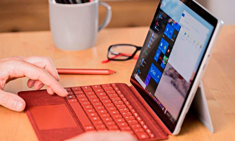 Surface Go 3 với Type Cover, chuột và bút stylus đều được bán riêng