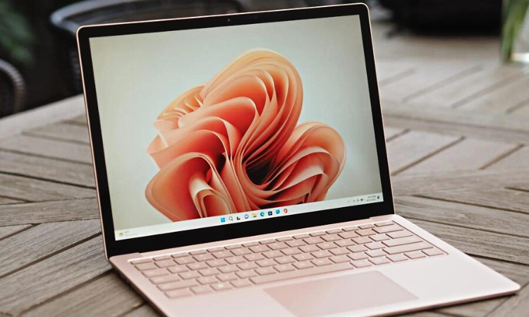 Surface Laptop 5 của Microsoft nhìn trực diện