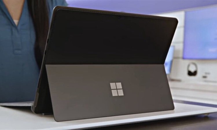 Surface Pro 8 là một thiết kế mới mẻ so với các thế hệ trước