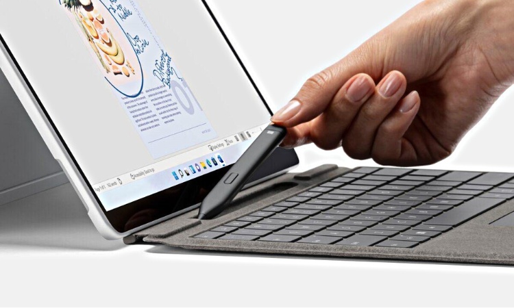 Bàn phím Surface Pro Signature cũng có khe đựng bút Surface Slim Pen 2