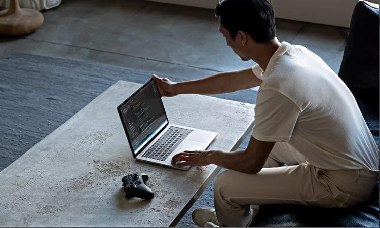 Surface Laptop Studio bật thẳng ở chế độ máy tính xách tay.