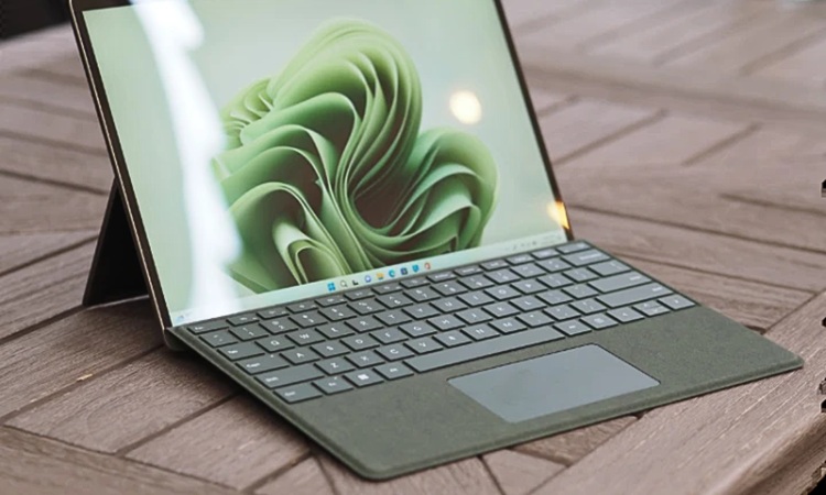 Surface Pro Signature Keyboard được thiết kế để điều chỉnh ở hầu như mọi góc độ