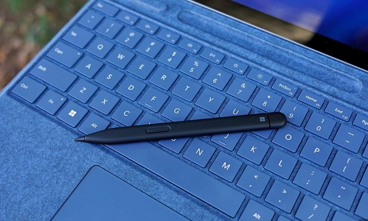Tích hợp khay lưu trữ đồng thời sạc pin cho bút Surface Slim Pen 2