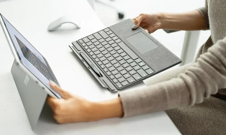 Bàn phím Surface Pro Signature điều chỉnh dễ dàng