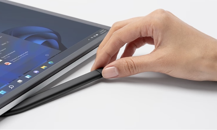Surface Slim Pen 2 được gắn vào Surface Laptop Studio