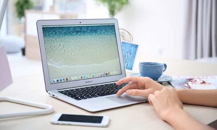 Bàn phím Macbook Air 2013 với Hệ thống bàn phím và trackpad khá là mượt mà và giúp thao tác dễ dàng
