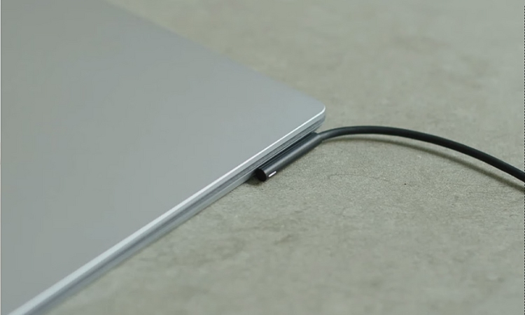 Surface Laptop 4 với cáp sạc nhanh