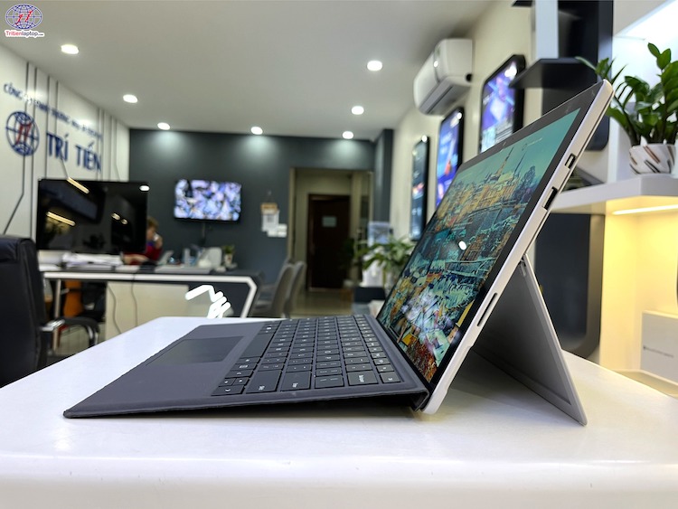 Trí Tiến Laptop ưu đãi lớn khi mua Surface Pro 5 Core i7/ Ram 16GB/ SSD 512GB tại cửa hàng