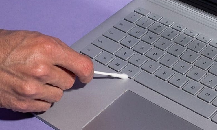 cách vệ sinh bàn phím Surface Book