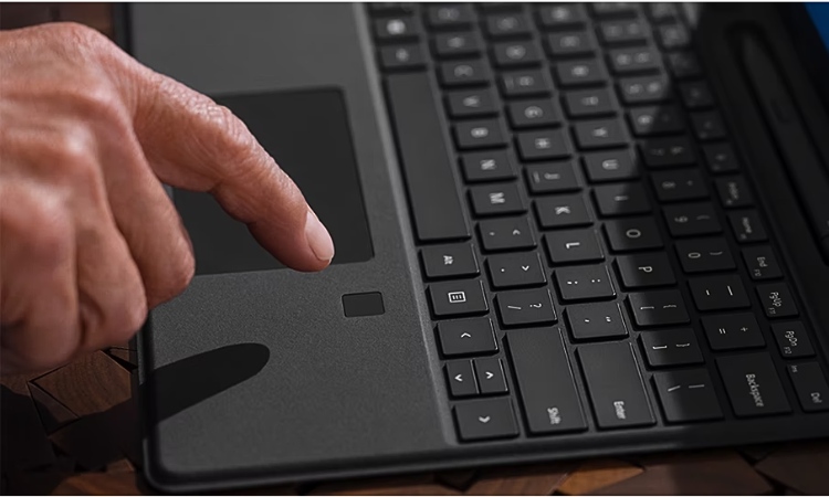 Bàn phím Surface Pro Signature có đầu đọc dấu vân tay