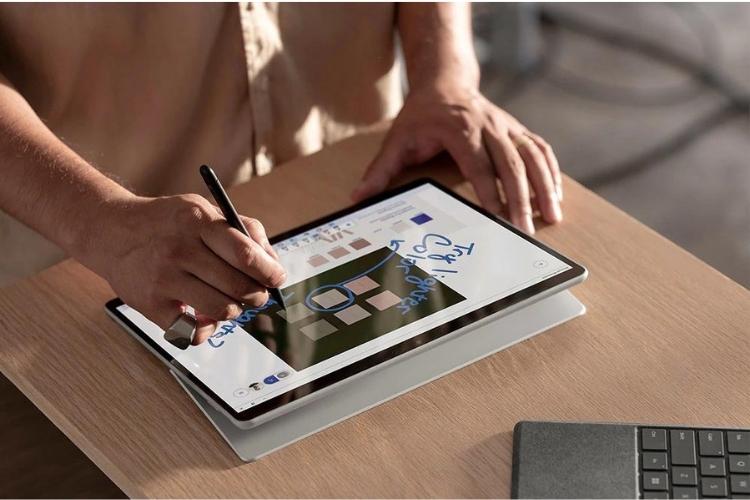 Surface Pro X hiển thị ở chế độ studio