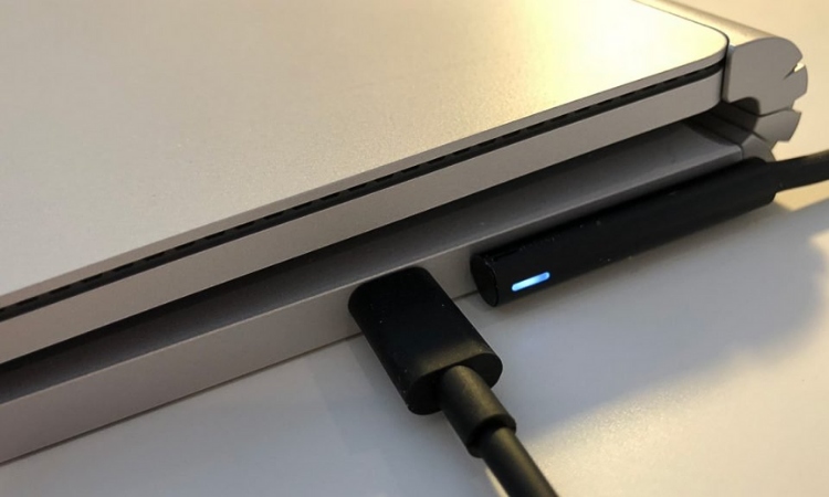 Không thể cùng lúc sạc pin Surface bằng bộ sạc Surface Connect và bộ sạc USB-C