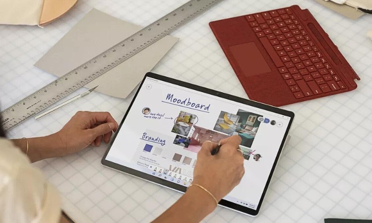 Surface Pro 9 cùng bàn phím và bút Slim Pen