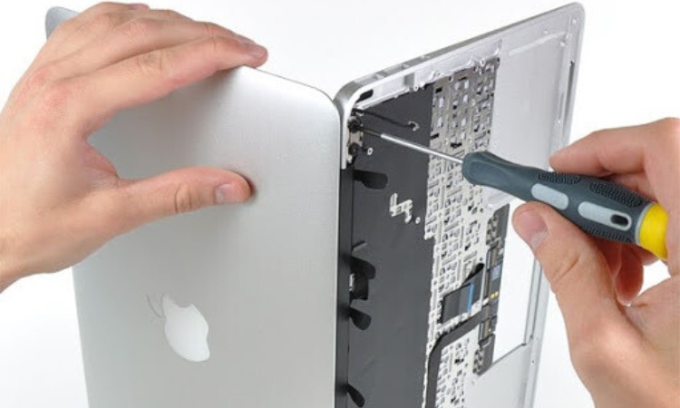 Sửa bản lề Macbook bị lỏng ốc 