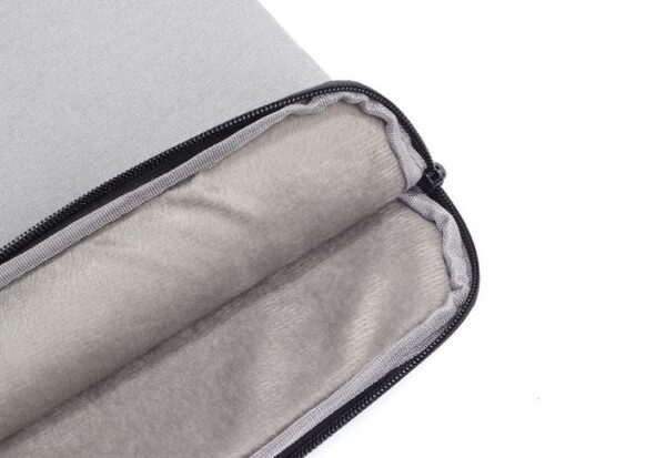 Bề mặt bên trong túi chống sốc mềm mại giúp bảo vệ chiếc máy tính surface, macbook hiệu quả