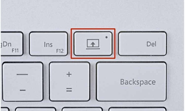 Nhấn phím tách trên bàn phím Surface Book
