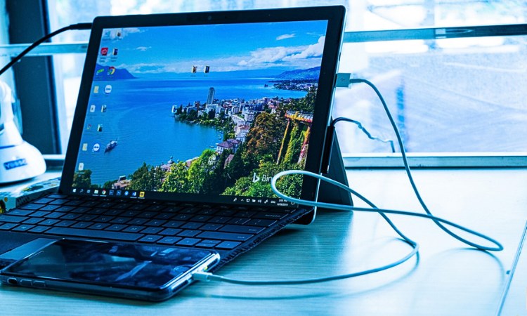 Kết nối iPhone với máy tính Surface bằng cáp USB