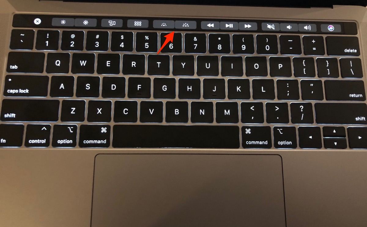 Chỉnh độ sáng màn hình MacBook trên Touch Bar