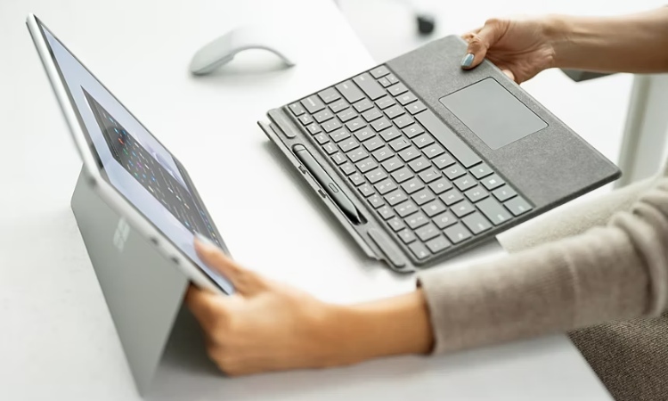 Surface Pro 9 cùng bàn phím và bút slim pen 2