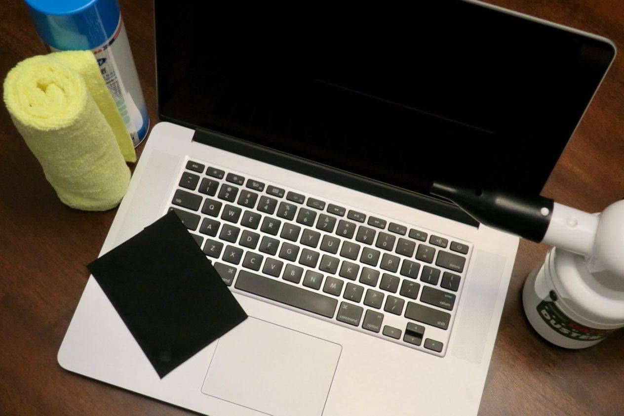 Dụng cụ vệ sinh bàn phím MacBook