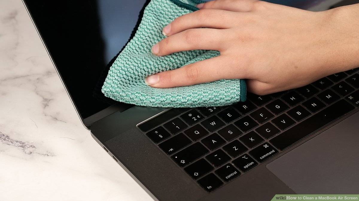 Vệ sinh MacBook bằng vải mềm không xơ