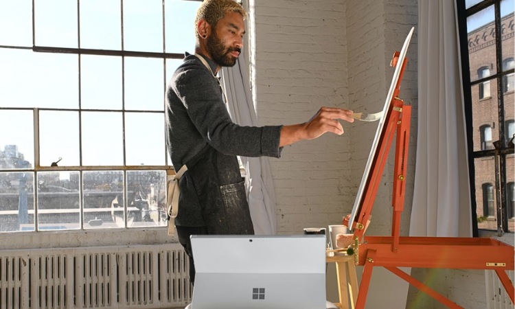 Máy tính Microsoft Surface cho sinh viên sáng tạo nghệ thuật