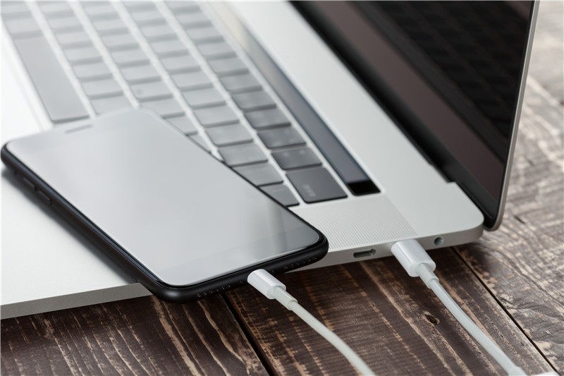 Cáp USB -C to Lightning kết nối iPhone với sạc MacBook