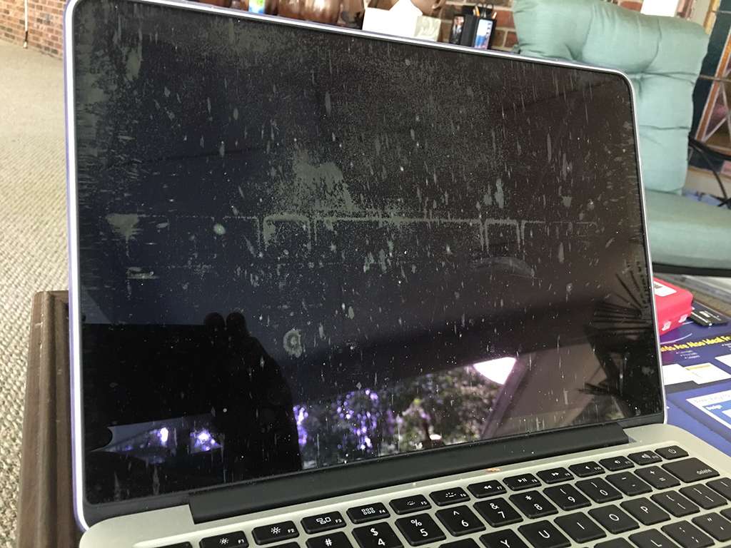 Dán màn hình MacBook không đúng cách