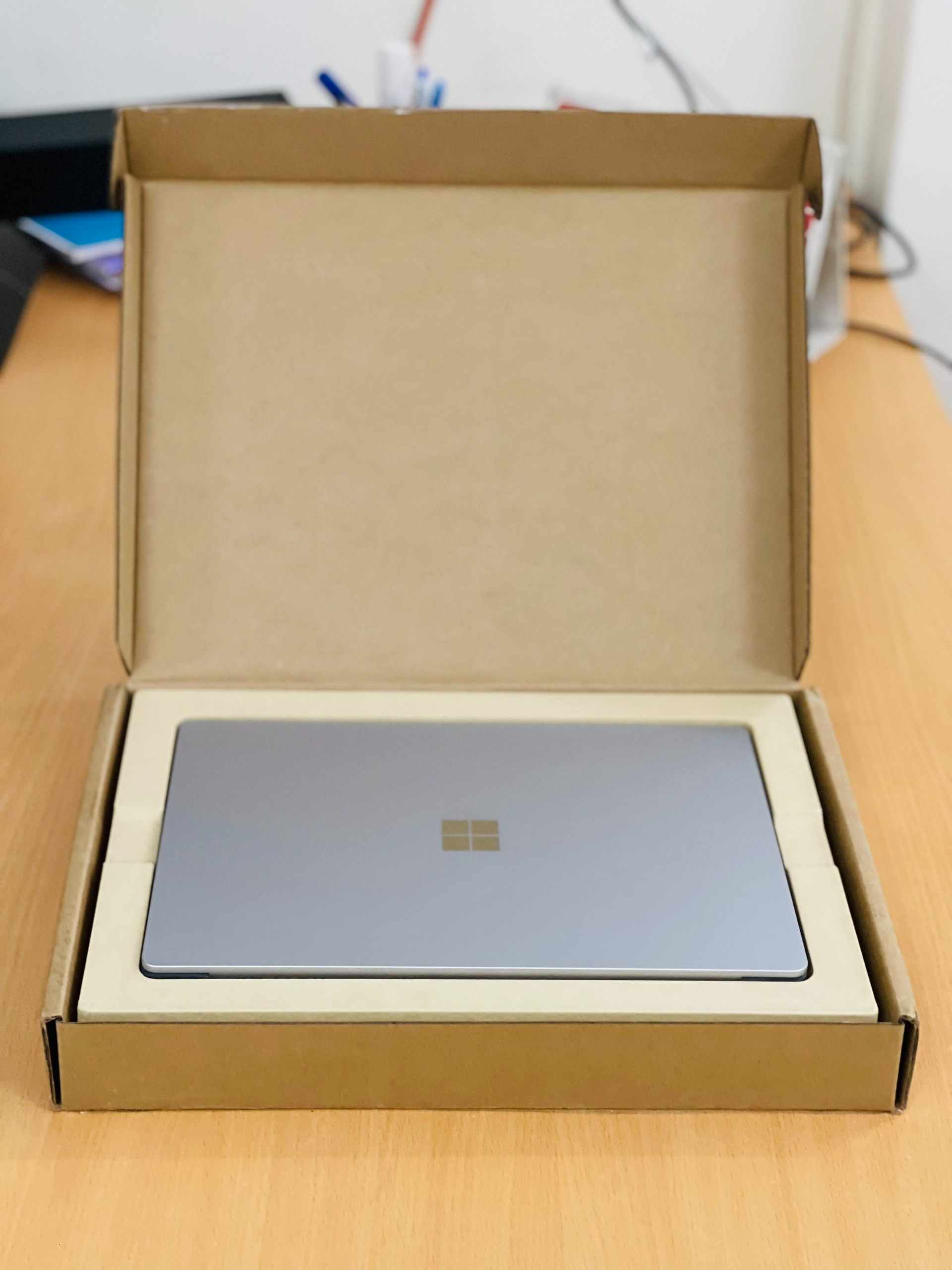 Microsoft Surface Laptop Go hộp carton
