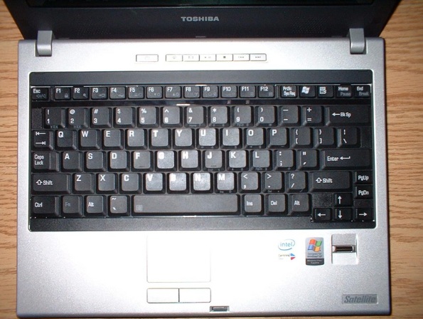 Thay bàn phím laptop Toshiba Satellite U200