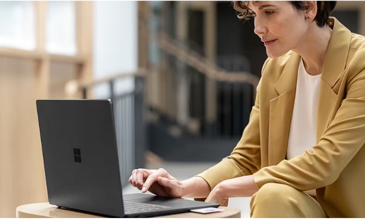 Surface Laptop 6 15 inch có đầu đọc thẻ thông minh