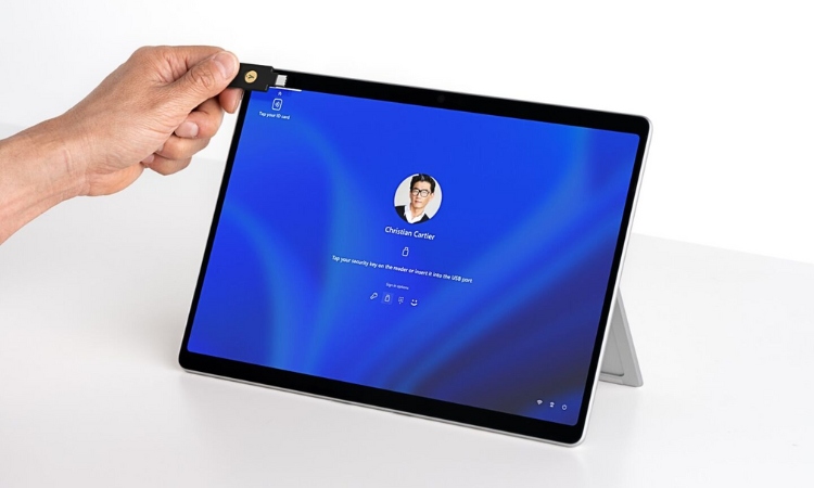 Surface Pro 10 Intel Core Ultra 7 bảo mật với đầu đọc NFC