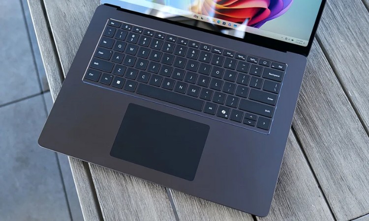 Bàn phím trên Surface Laptop 7 có thêm phím Copilot