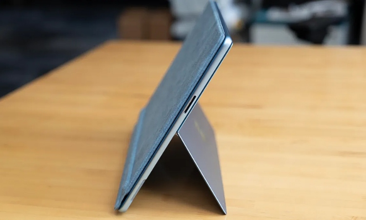 Surface Pro 11 có chân đế kickstand chắc chắn