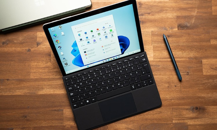 Surface Go 4 kết hợp với bàn phím và bút