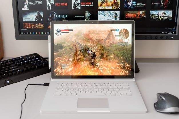 chơi game trên Surface Book 3