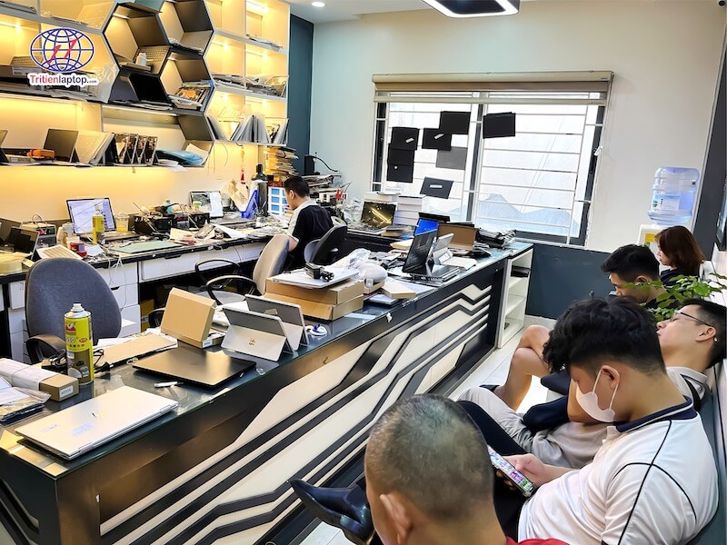 Khách hàng tin tưởng và sử dụng dịch vụ sửa chữa tại Trí Tiến Laptop