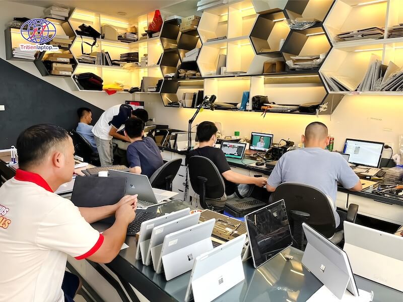Khách hàng giám sát toàn bộ quá trình sửa chữa Laptop tại Trí Tiến